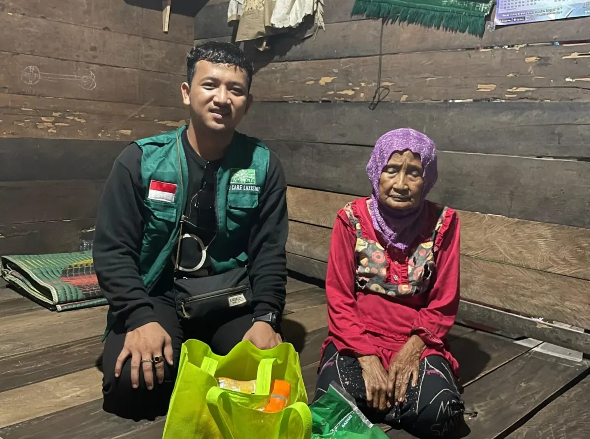 Santunan THR Lansia dan Dhuafa dari NU Care-LAZISNU Kalbar di Desa Pasak Piang